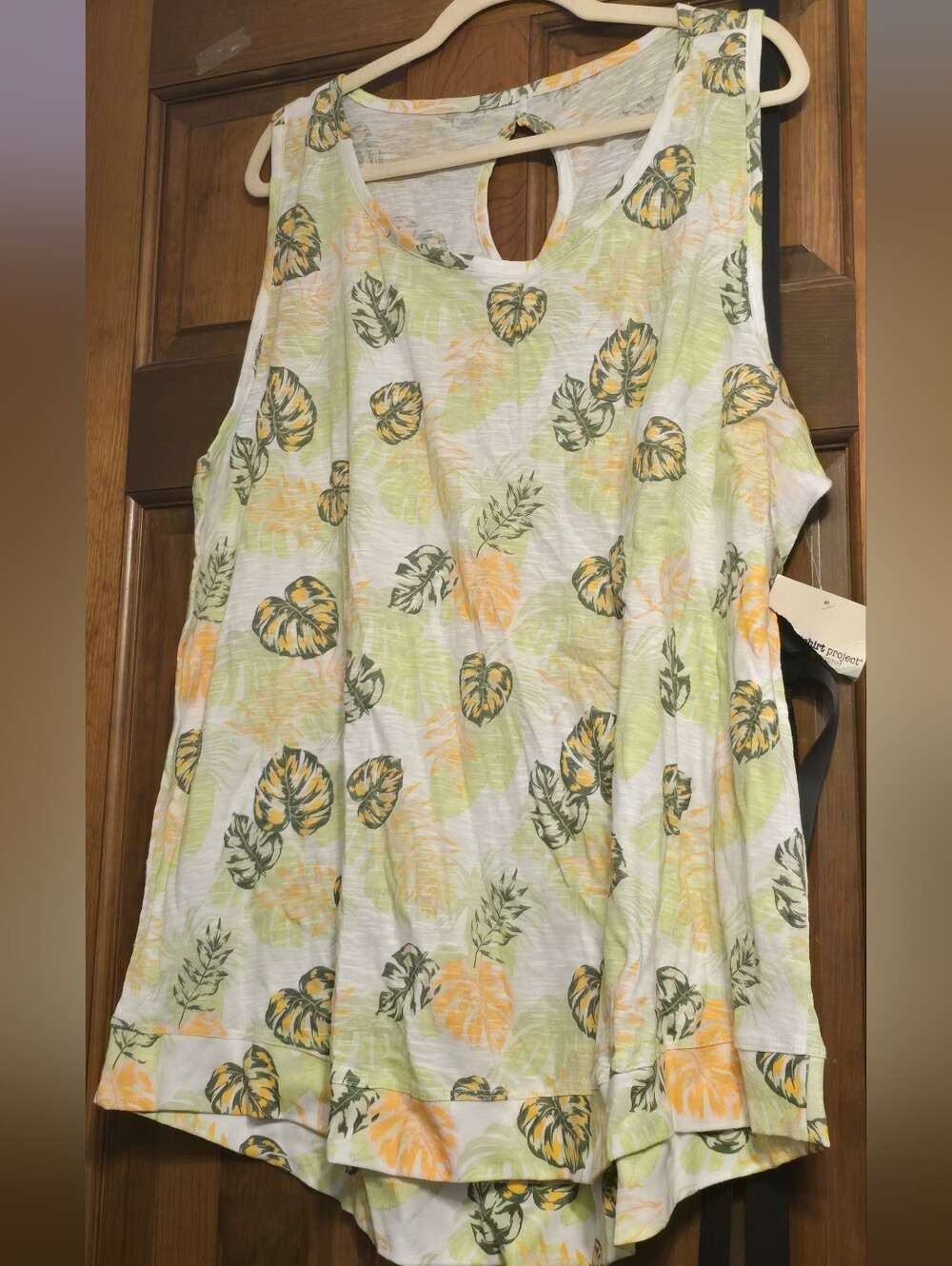 Sleeveless Leaf-Print Tank Top in White and Green